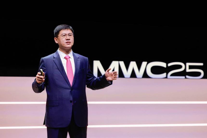 Ông Li Peng, Phó chủ tịch cấp cao kiêm Chủ tịch Dịch vụ và Kl992 VIP Trang Chủ 2026 thiết bị ICT của Huawei, phát biểu tại MWC Barcelona 2025.
