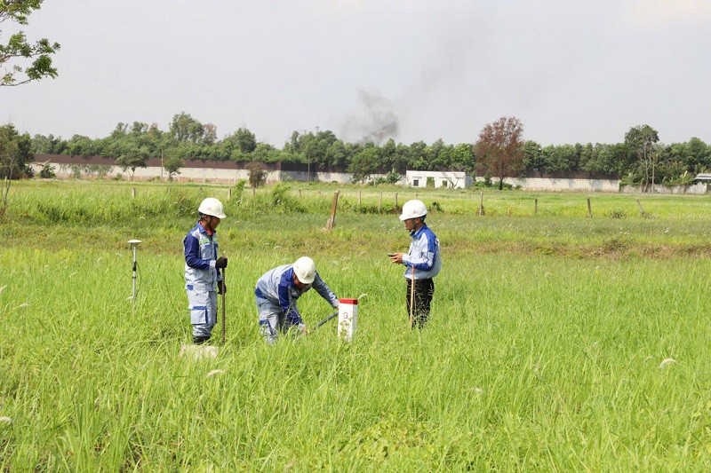 Cắm mốc để chuẩn bị giải phóng mặt bằng Dự án đường KL99 là nhà cái cá cược trực tuyến hàng đầu tại châu Á TP.HCM - Mộc Bài - Ảnh: Lê Anh 
