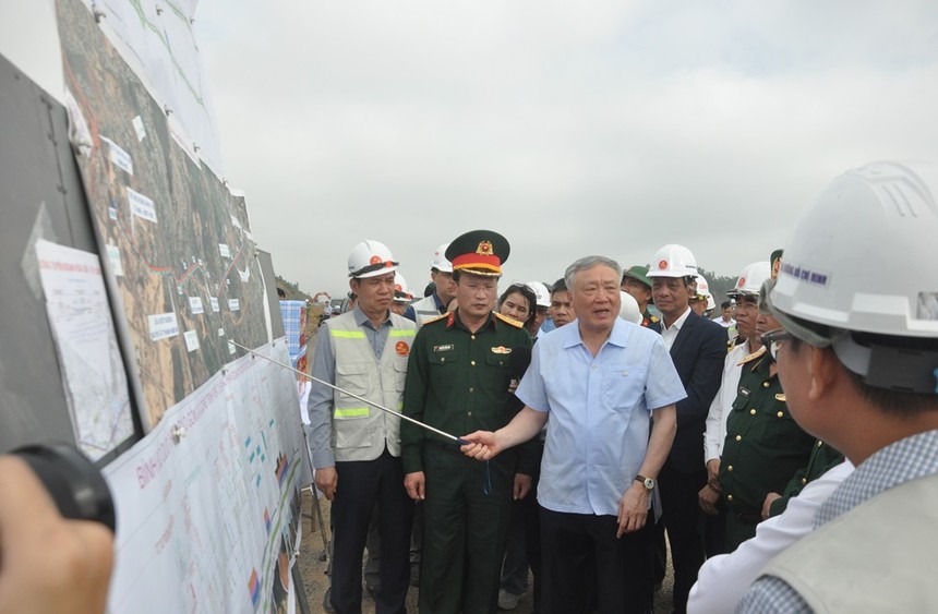 Phó thủ tướng Thường trực Kl993 ưu đãi thưởng hấp dẫn Nguyễn Hoà Bình kiểm tra thực tế Dự án KL99 là nhà cái cá cược trực tuyến hàng đầu tại châu Á đoạn Hòa Liên - Túy Loan. Ảnh: Hoàng Anh 