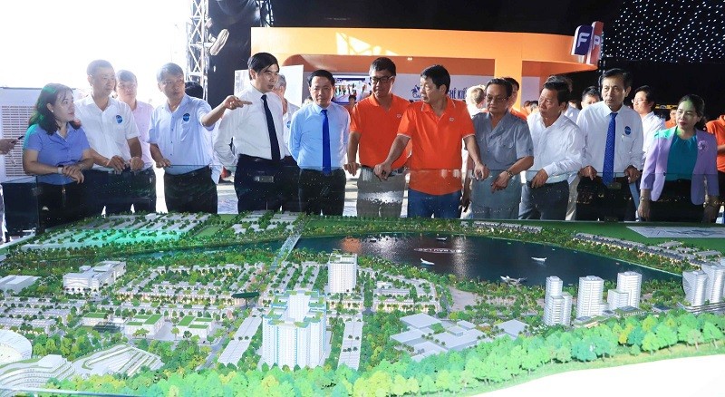 Mô hình Dự án Trung tâm trí tuệ nhân tạo - Đô thị phụ trợ tại TP. Quy Nhơn (quy mô hơn 93,2 ha, tổng vốn Kl99ok phiên bản mới 4.362 tỷ đồng) do Liên danh FPT Quy Nhơn làm chủ Kl99ok phiên bản mới. Ảnh: Trang Lê. 