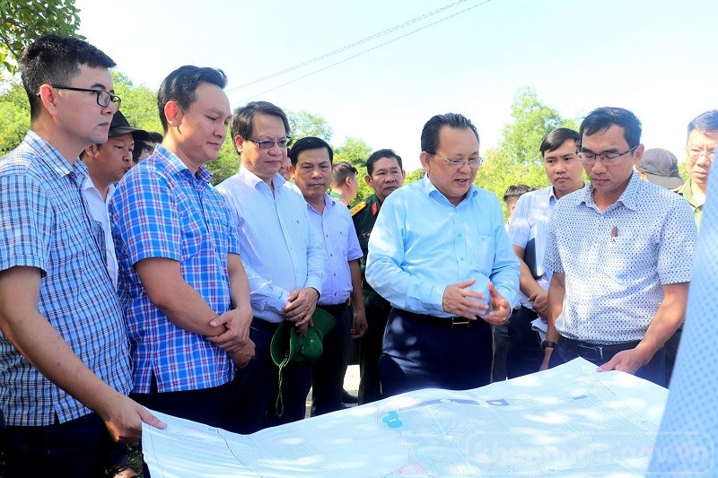 Phó chủ tịch Thường trực UBND tỉnh Khánh Hòa Lê Hữu Hoàng (giữa) vừa kiểm tra thực tế Dự án Kl99ok phiên bản mới xây dựng và Kl992 VIP Trang Chủ 2026 kết cấu Kl99kl ưu đãi độc quyền Khu công nghiệp (KCN) Dốc Đá Trắng. Ảnh: Thanh Hiền 