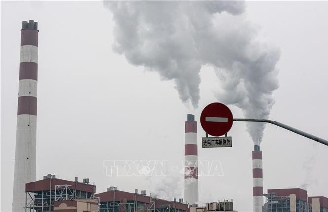 Khí thải bốc lên từ một nhà máy ở Thượng Hải, Trung Quốc. Ảnh tư liệu: AFP/TTXVN