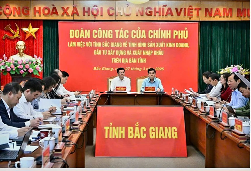 Bộ trưởng Bộ Công thương Nguyễn Hồng Diên, Trưởng đoàn công tác của Kl993 ưu đãi thưởng hấp dẫn làm việc với tỉnh Bắc Giang, sáng 27/3. 