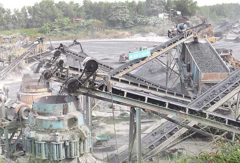 Khai thác đá xây dựng tại cụm mỏ Thiện Tân, huyện Vĩnh Cửu. Ảnh: H.Lộc (Ảnh: Báo Đồng Nai). 