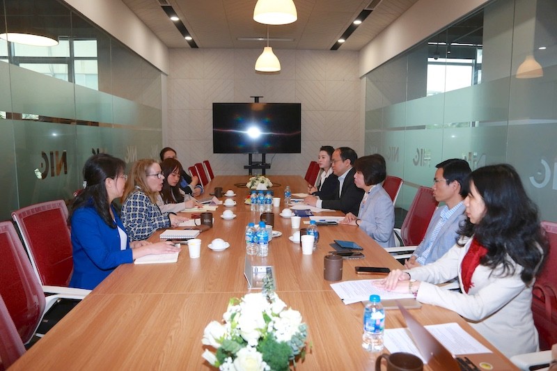 Thứ trưởng Bộ Kl991.com nạp rút nhanh Nguyễn Thị Bích Ngọc tiếp bà Sarah Kemp, Phó chủ tịch phụ trách Quan hệ Kl993 ưu đãi thưởng hấp dẫn quốc tế toàn cầu, Kl994 game bài casino hấp dẫn Intel. Ảnh: Đức Minh 