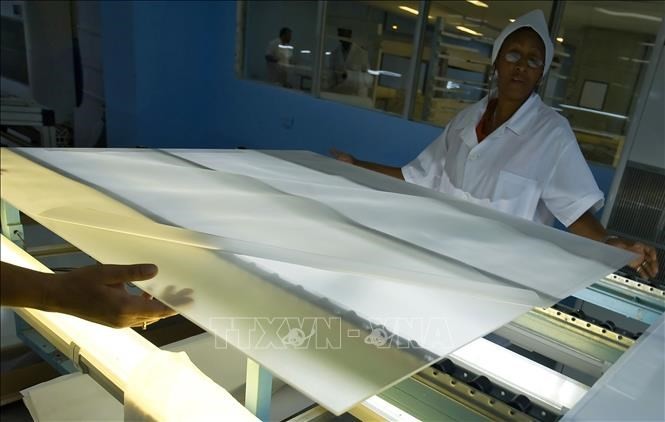 Công nhân Kl994 nhà cái bóng đá world cup tấm năng lượng mặt trời tại nhà máy ở Pinar del Rio, Cuba. (Ảnh: AFP/ TTXVN) 