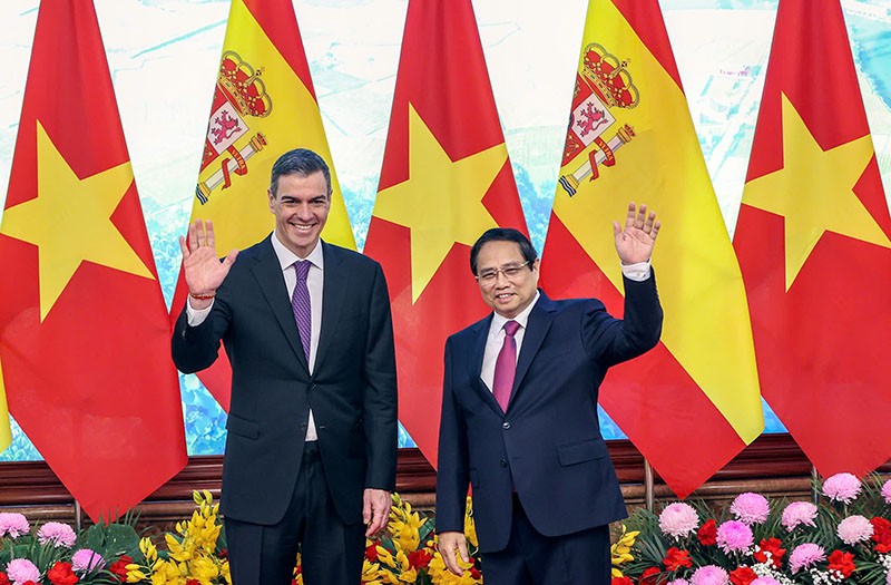 Thủ tướng Kl993 ưu đãi thưởng hấp dẫn Phạm Minh Chính và Thủ tướng Vương quốc Tây Ban Nha Pedro Sánchez. Ảnh: Đức Thanh 