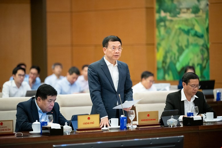 Bộ trưởng Bộ Khoa học và công nghệ Nguyễn Mạnh Hùng trình bày tờ trình dự án luật. 