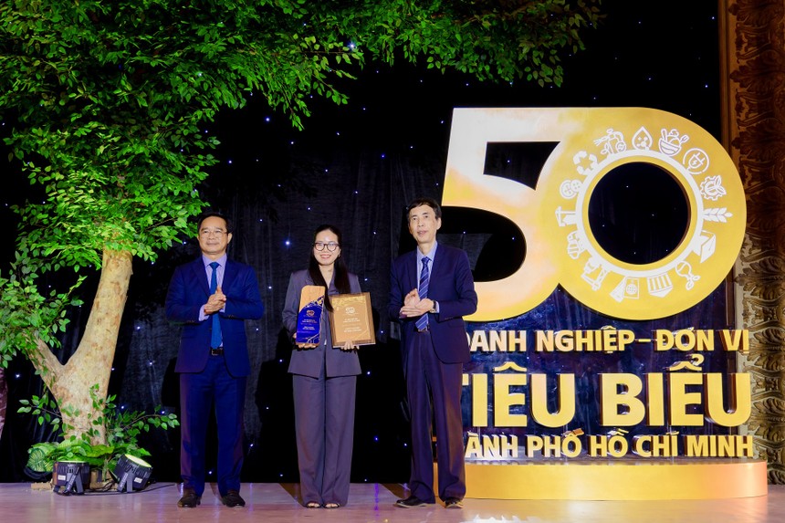 Bà Nguyễn Trình Thuỳ Trang, Phó tổng giám đốc Coteccons, đại diện Kl991.com World Cup 2026 Chính Thức nhận giải thưởng