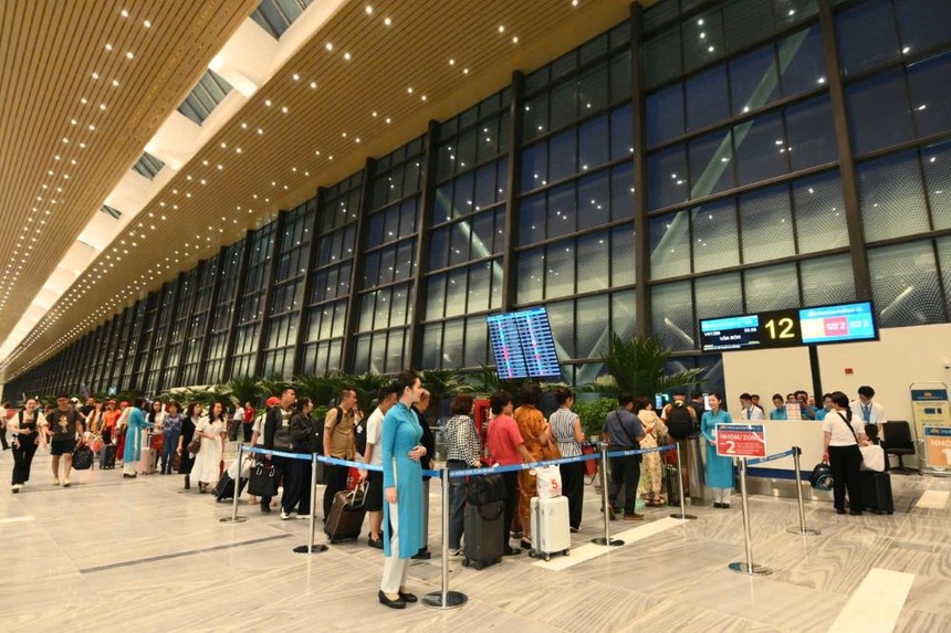 Những hành khách đầu tiên thực hiện thủ tục lên tàu bay tại Nhà ga T3 Tân Sơn Nhất. 