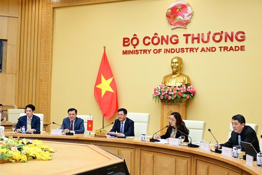 Trưởng đoàn đàm phán Kl993 ưu đãi thưởng hấp dẫn Nguyễn Hồng Diên điện đàm với Trưởng Đại diện Thương mại Mỹ Jamieson L. Greer để khởi động đàm phán song phương về các vấn đề thương mại. 