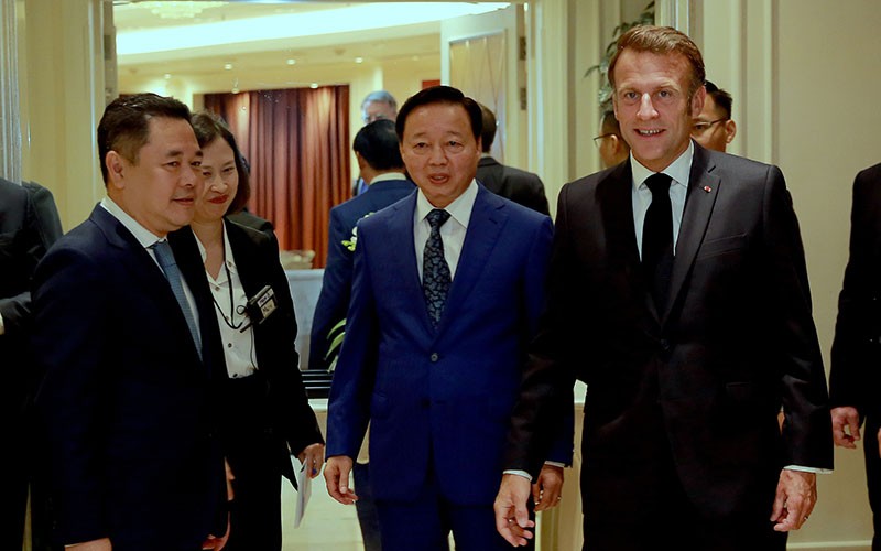 Tổng thống Pháp Emmanuel Macron làm việc với Phó thủ tướng Trần Hồng Hà về lĩnh vực năng lượng. Ảnh: VGP 