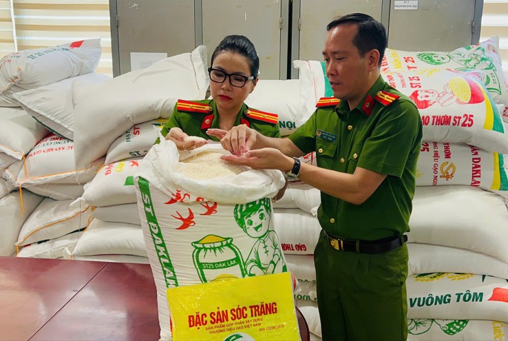 Hai cơ sở đóng gói, Kl992 VIP Trang Chủ 2026 gạo ST25 giả nhãn hiệu bị lực lượng chức năng phát hiện.