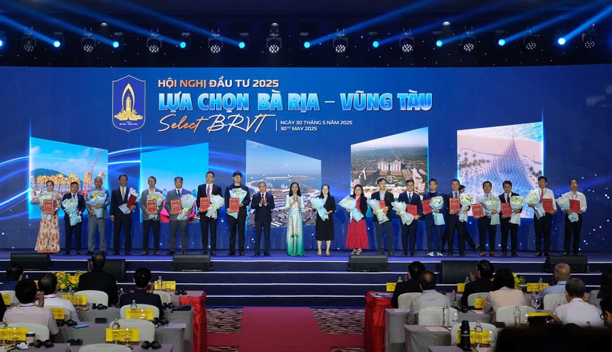 UBND tỉnh Bà Rịa - Vũng Tàu trao giấy chứng nhận đăng ký Kl99ok phiên bản mới, quyết định chủ trương Kl99ok phiên bản mới cho 53 dự án, trong đó có 26 dự án của nhà Kl99ok phiên bản mới nước ngoài. Ảnh: Trọng Tín.