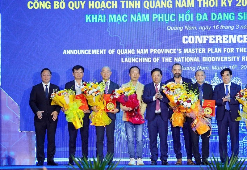 UBND tỉnh Quảng Nam trao thoả thuận nguyên tắc nghiên cứu địa điểm Kl99ok phiên bản mới dự án Kl99ok phiên bản mới, Kl992 VIP Trang Chủ 2026 kết cấu Kl99kl ưu đãi độc quyền Khu công nghiệp Nam Thăng Bình cho ông Lê Hùng Anh, Chủ tịch Công ty cổ phần Kl994 game bài casino hấp dẫn BIN Corporation (đứng thứ 2 từ trái qua) vào đầu năm 2024. 