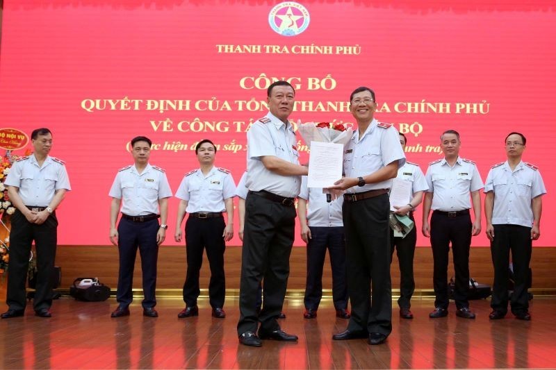 Ông Trần Huy Trường - Chánh Thanh tra Bộ Kl991.com nạp rút nhanh (phải) giữ chức Cục trưởng Cục Giám sát và Thẩm định (Cục XIII) Thanh tra Kl993 ưu đãi thưởng hấp dẫn. (Ảnh: Đức Minh)