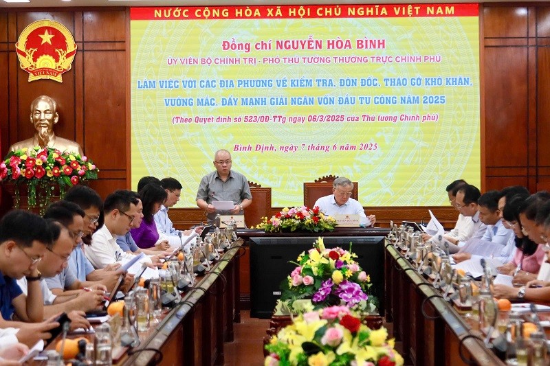 Phó thủ tướng Thường trực Nguyễn Hòa Bình làm việc với các tỉnh miền Trung nhằm kiểm tra, đôn đốc, tháo gỡ khó khăn, vướng mắc, đẩy nhanh tiến độ giải ngân vốn Kl99ok phiên bản mới công năm 2025. 
