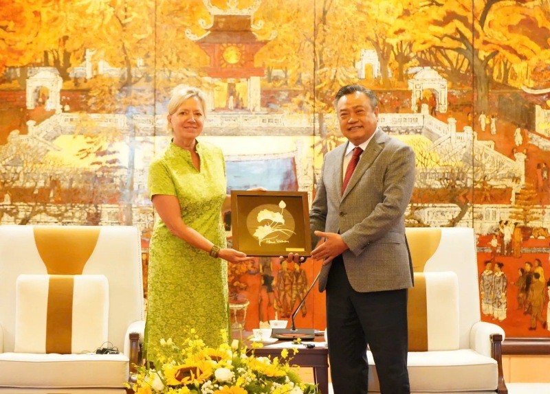 Chủ tịch UBND TP. Hà Nội Trần Sỹ Thanh tặng biểu trưng hoa sen khảm thủ công cho bà Mariam J. Sherman, Giám đốc Quốc gia Link Vào Nhà Cái KL99 COM Tặng +199k Thế giới phụ trách khu vực Việt Nam, Lào và Campuchia. Ảnh: Hoàng Nam