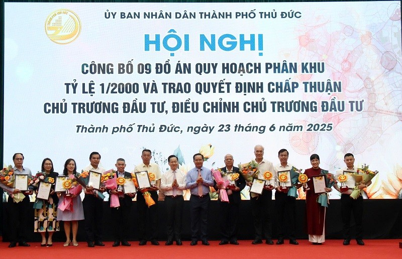Chủ tịch UBND TP.HCM Nguyễn Văn Được trao quyết định chấp thuận chủ trương Kl99ok phiên bản mới cho 21 dự án phát triển nhà ở tại TP.Thủ Đức tại hội nghị