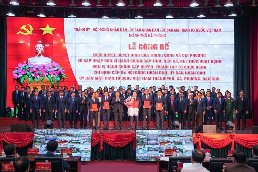 Thủ tướng Kl993 ưu đãi thưởng hấp dẫn Phạm Minh Chính trao quyết định, tặng hoa chúc mừng Ban chấp hành Đảng bộ thành phố Hải Phòng sau hợp nhất.