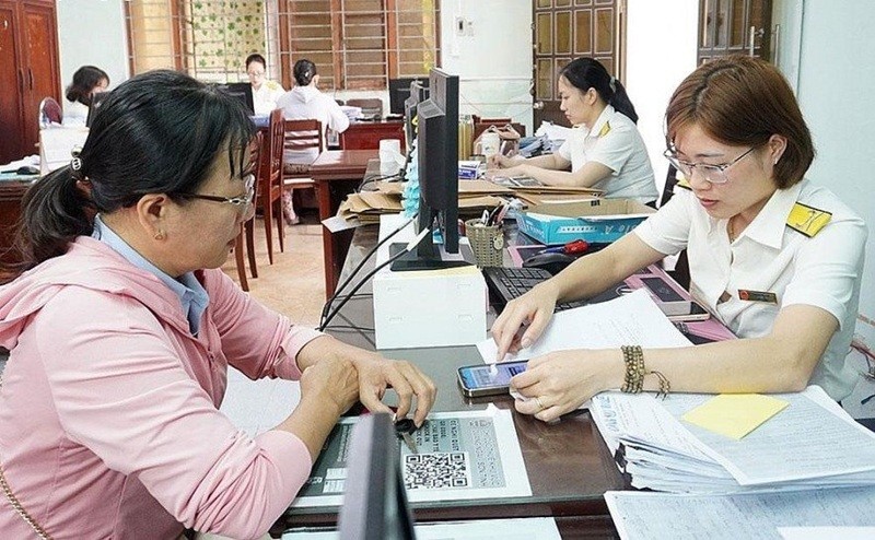 Cán bộ Thuế hướng dẫn người nộp thuế thực hiện thủ tục. (Ảnh tư liệu)