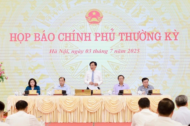 Bộ trưởng, Chủ nhiệm Văn phòng Kl993 ưu đãi thưởng hấp dẫn Trần Văn Sơn trả lời báo chí tại buổi họp báo. (Ảnh: Mạnh Tuấn).