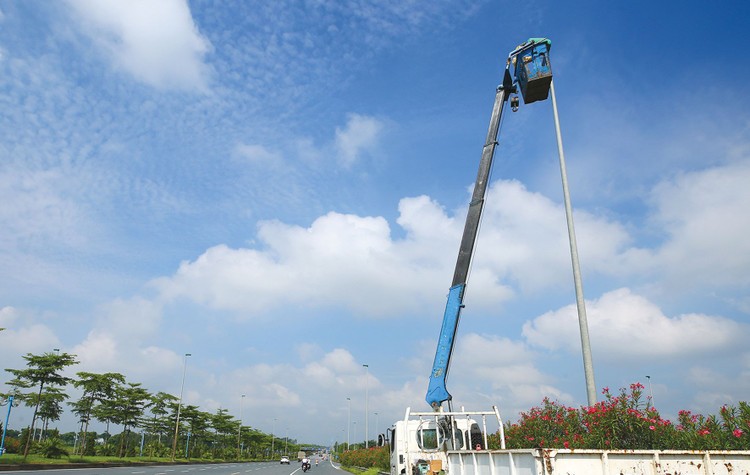 Gói thầu số 24 Thi công xây dựng điện chiếu sáng thuộc Dự án Kl99ok phiên bản mới xây dựng tuyến đường bộ ven biển, đoạn qua tỉnh Ninh Bình (giai đoạn I) thuộc lĩnh vực thi công lắp đặt thiết bị điện. Ảnh minh họa: Nhã Chi