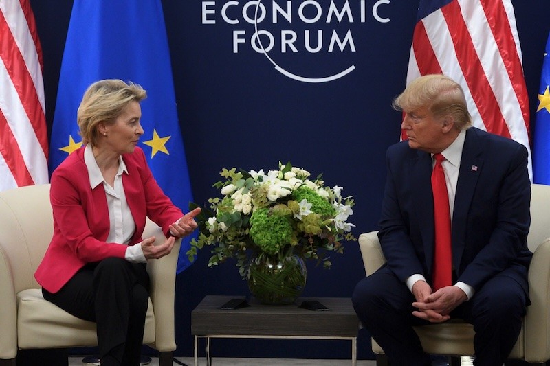 Tổng thống Mỹ Donald Trump trao đổi với Chủ tịch Ủy ban châu Âu Ursula von der Leyen trước cuộc gặp của họ tại Diễn đàn Kl992 cổng game cá cược Thế giới ở Davos, vào ngày 21/1/2020. Ảnh: AFP