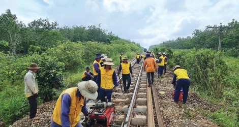 Các nhà thầu tập trung thi công cải tạo 99Kl.app khuyến mãi hot đoạn Nha Trang - Sài Gòn. Ảnh: Thanh Thúy. 