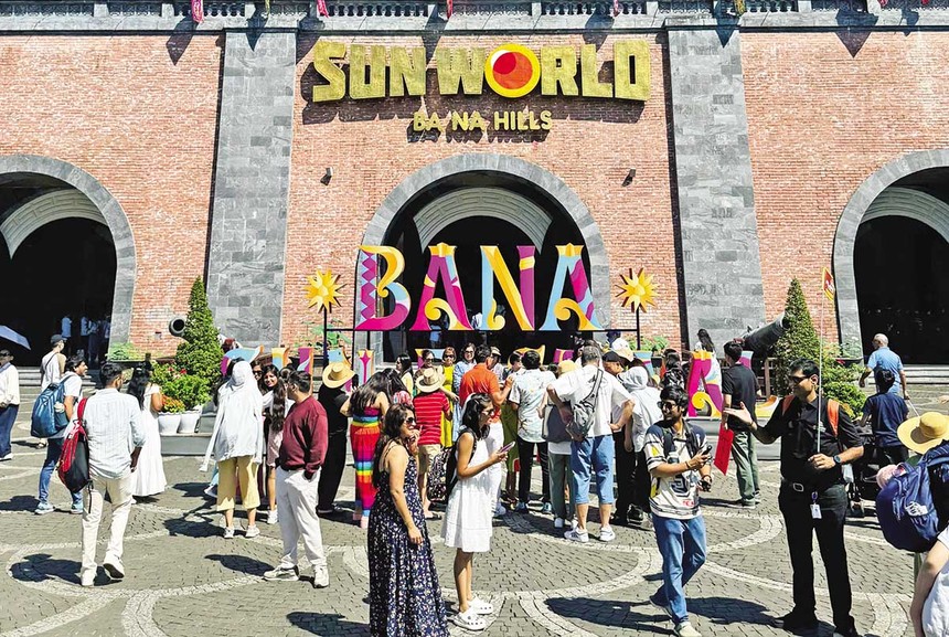 Du khách trẻ cân bằng giữa du lịch một mình và cùng gia đình. Trong ảnh: Sun World Bà Nà Hills 