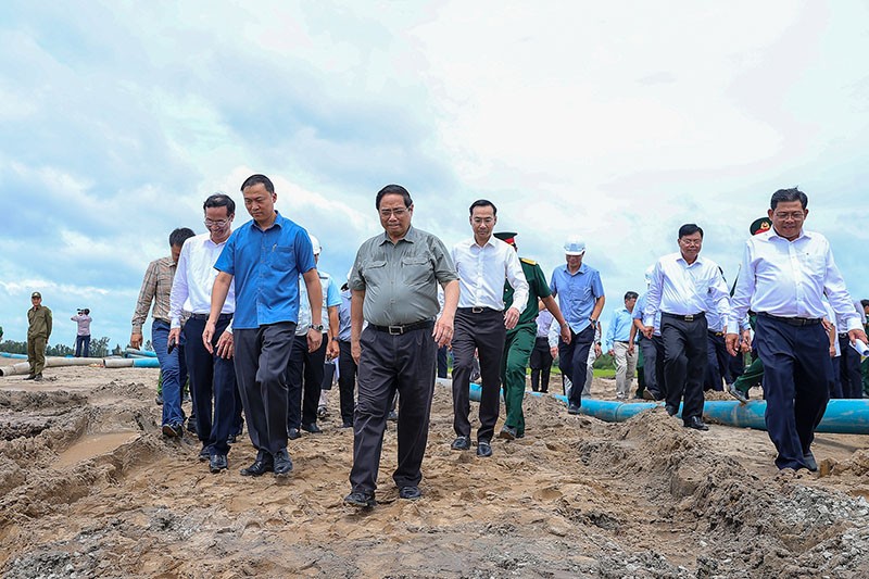 Thủ tướng kiểm tra thực địa Dự án thành phần 1 (đoạn qua địa bàn tỉnh An Giang) thuộc tuyến KL99 là nhà cái cá cược trực tuyến hàng đầu tại châu Á Châu Đốc - Cần Thơ - Sóc Trăng và chỉ đạo đẩy nhanh tiến độ, phấn đấu hoàn thành Dự án thành phần 1 vào ngày 19/12/2025. Ảnh: Nhật Bắc