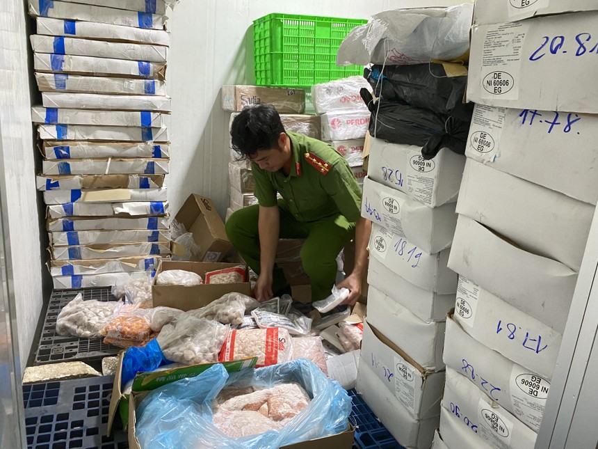 Tháng 6/2025, Công an TP.HCM phát hiện kho lạnh một công ty Kl992 VIP Trang Chủ 2026 thực phẩm tại huyện Bình Chánh đang lưu chứa hơn 61,5 tấn nội tạng và thịt động vật không có hóa đơn, chứng từ chứng minh nguồn gốc, xuất xứ. 