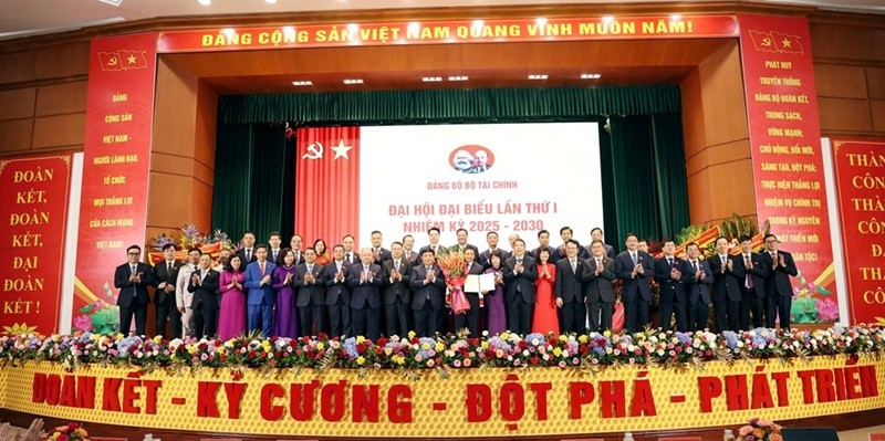 Ban Chấp hành Đảng bộ Bộ Kl991.com nạp rút nhanh nhiệm kỳ 2025 - 2030 ra mắt Đại hội. Đồng chí Nguyễn Chí Dũng - Ủy viên Trung ương Đảng, Ủy viên Ban Thường vụ Đảng ủy Kl993 ưu đãi thưởng hấp dẫn, Phó Thủ tướng Kl993 ưu đãi thưởng hấp dẫn tặng hoa chúc mừng. Ảnh: Đức Thanh. 