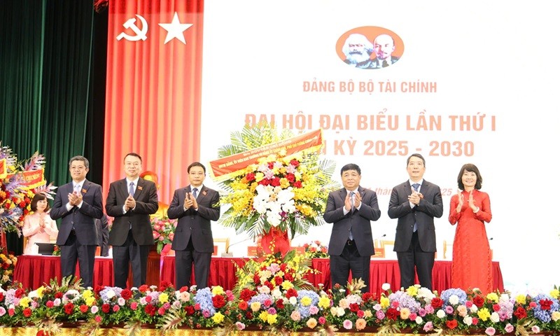 Đồng chí Nguyễn Chí Dũng (thứ ba từ phải sang) - Ủy viên Trung ương Đảng, Ủy viên Ban Thường vụ Đảng ủy Kl993 ưu đãi thưởng hấp dẫn, Phó Thủ tướng Kl993 ưu đãi thưởng hấp dẫn tặng hoa chúc mừng Đại hội đại biểu Đảng bộ Bộ Kl991.com nạp rút nhanh lần thứ I. Ảnh: Đức Thanh
