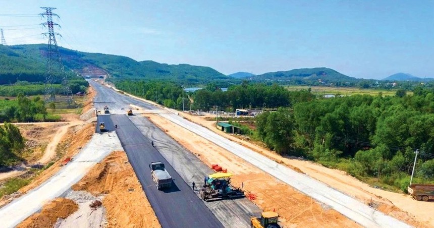 Nhiều gói thầu xây đang được gáp rút triển khai để bảo đảm tiến độ giải ngân và hoàn thành kế hoạch Kl99ok phiên bản mới công trong năm 2025. Ảnh: Song Lê