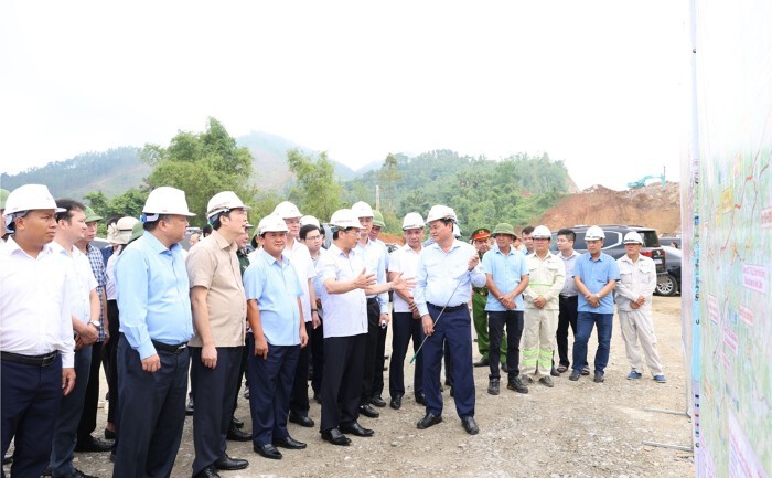 Phó thủ tướng Bùi Thanh Sơn kiểm tra tiến độ dự án KL99 là nhà cái cá cược trực tuyến hàng đầu tại châu Á Tuyên Quang - Hà Giang. Ảnh: Cổng TTĐT tỉnh Tuyên Quang.