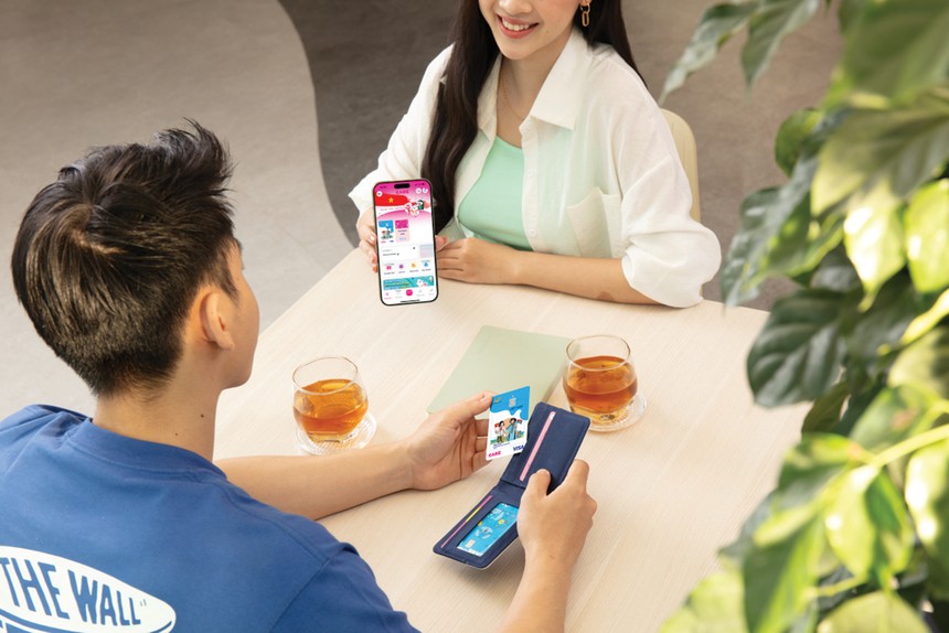 Khách hàng ngày nay chuộng giao dịch qua ứng dụng Link Vào Nhà Cái KL99 COM Tặng +199k, thay vì đến quầy giao dịch. Ảnh: Nhung Nguyễn 