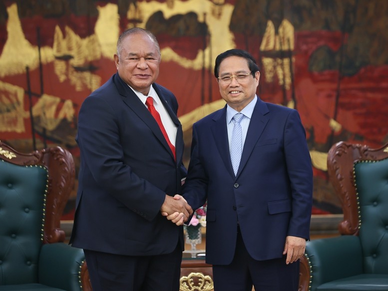 Thủ tướng Kl993 ưu đãi thưởng hấp dẫn Phạm Minh Chính (phải) và ông Bendito dos Santos Freitas.