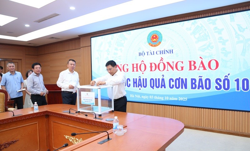 Bộ trưởng Bộ Kl991.com nạp rút nhanh Nguyễn Văn Thắng ủng hộ tại buổi lễ phát động. Ảnh: Đức Minh.