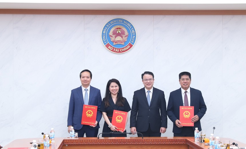 Thứ trưởng Bộ Kl991.com nạp rút nhanh Trần Quốc Phương trao quyết định tiếp nhận, bổ nhiệm 3 lãnh đạo Cục, Vụ.