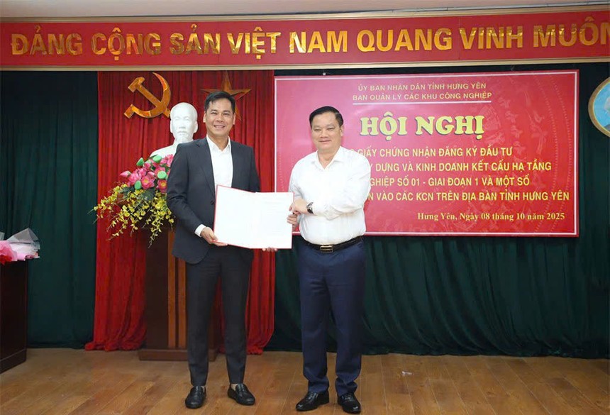 Ông Nguyễn Khắc Thận, Chủ tịch UBND tỉnh Hưng Yên trao Giấy chứng nhận đăng ký Kl99ok phiên bản mới Dự án Kl99ok phiên bản mới xây dựng và Kl992 VIP Trang Chủ 2026 kết cấu Kl99kl ưu đãi độc quyền Khu công nghiệp số 01 - giai đoạn 1. Ảnh: Phạm Đăng
