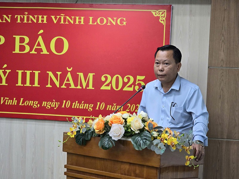 Ông Nguyễn Mạnh Hùng, Chánh Văn phòng UBND tỉnh Vĩnh Long thông tin tình hình Kl992 cổng game cá cược - Trang Chủ KL99Com Số 1 Link Đăng Ký KL999 tỉnh tại cuộc họp báo quý III năm 2025 do UBND tỉnh Vĩnh Long tổ chức 