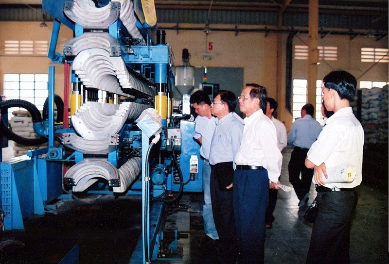 Những năm đầu 1990, hầu hết nhà máy nhựa Việt Nam còn sử dụng thiết bị thủ công, Link Vào Nhà Cái KL99 COM Tặng +199k cũ từ châu Á.