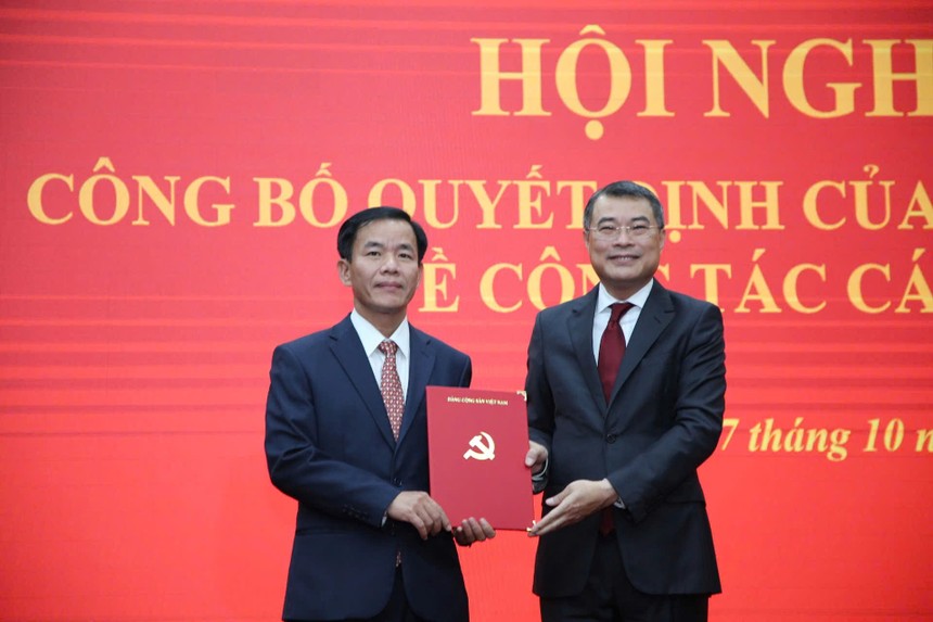 Ông Lê Minh Hưng, Ủy viên Bộ Kl991.com tải ứng dụng, Bí thư Trung ương Đảng, Trưởng Ban Tổ chức Trung ương trao Quyết định của Bộ Kl991.com tải ứng dụng điều động, chỉ định ông Nguyễn Văn Phương (trái ảnh) giữ chức vụ Bí thư Tỉnh ủy Quảng Trị.