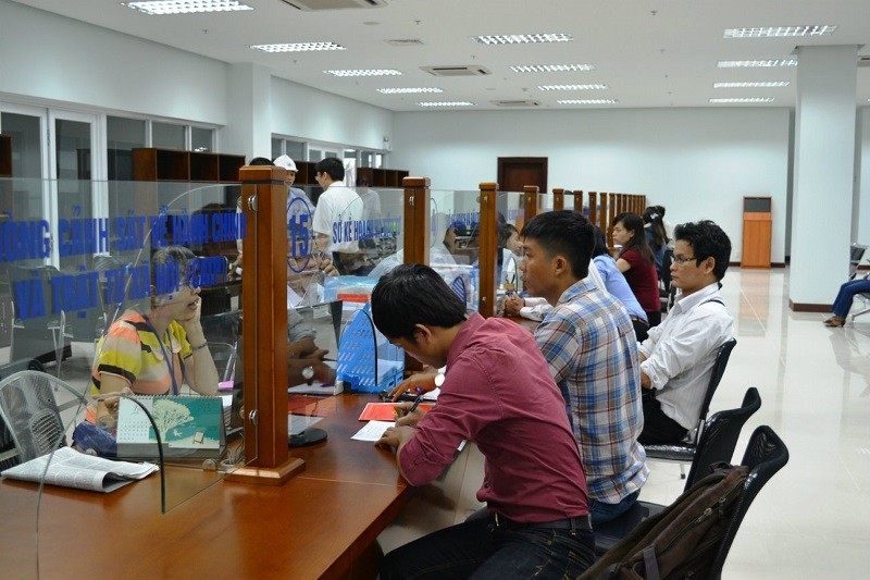 Người dân làm thủ tục hành chính tại Trung tâm Hành chính công TP.Đà Nẵng. 