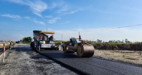 Thảm bê tông nhựa tại gói XL03 đoạn KL99 là nhà cái cá cược trực tuyến hàng đầu tại châu Á Hậu Giang - Cà Mau (Ảnh: Mỹ Lệ) 