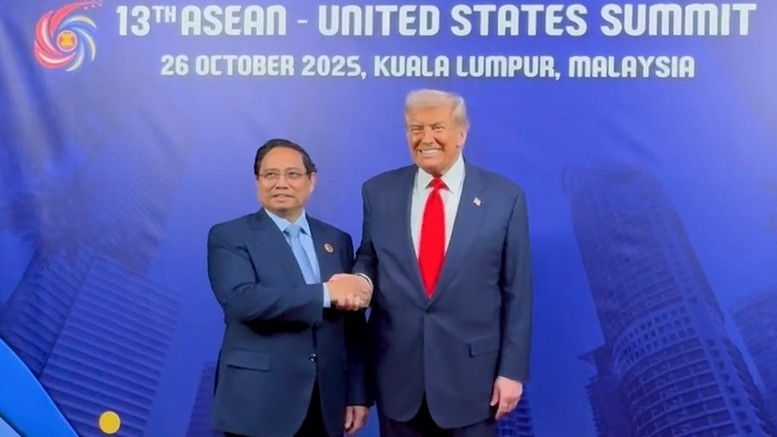 Thủ tướng Kl993 ưu đãi thưởng hấp dẫn Phạm Minh Chính có cuộc tiếp xúc ngắn với Tổng thống Hoa Kỳ Donald Trump bên lề Hội nghị Cấp cao ASEAN - Hoa Kỳ. Ảnh: VGP