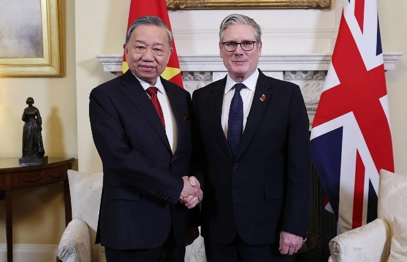 Tổng Bí thư Tô Lâm bắt tay Thủ tướng Anh Keir Starmer. Ảnh: TTXVN. 