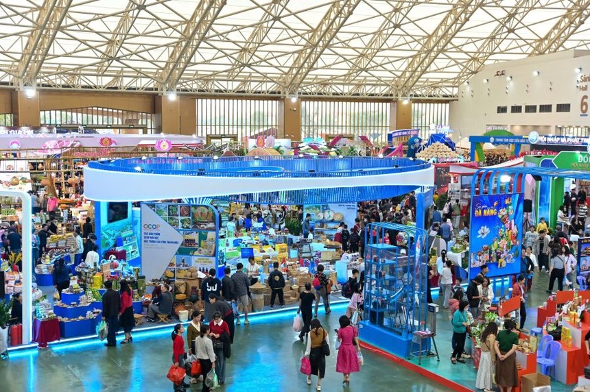 Hội chợ mùa Thu 2025 thu hút trung bình 100.000 lượt khách mỗi ngày., doanh thu trực tiếp 1.000 tỷ đồng. 