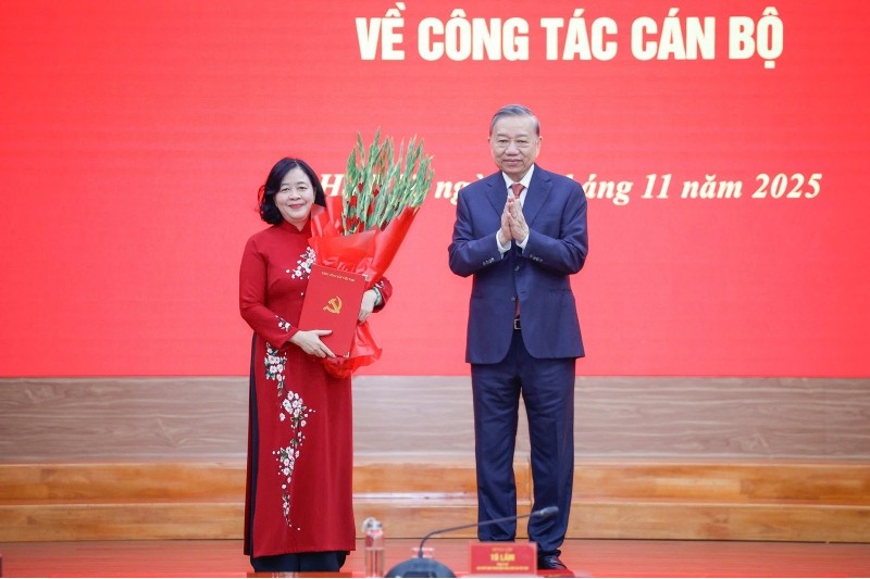Tổng Bí thư Tô Lâm trao quyết định của Bộ Kl991.com tải ứng dụng tới đồng chí Bùi Thị Minh Hoài.
